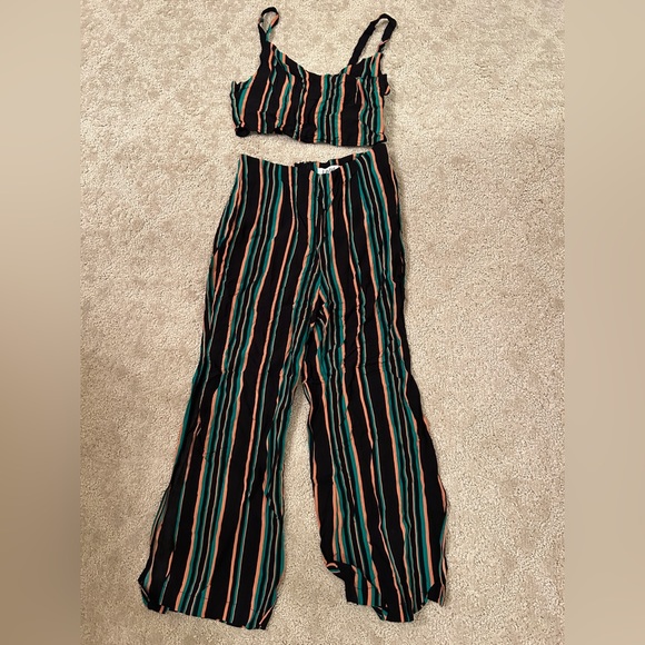 Two piece striped resort wear outfit - Picture 3 of 6